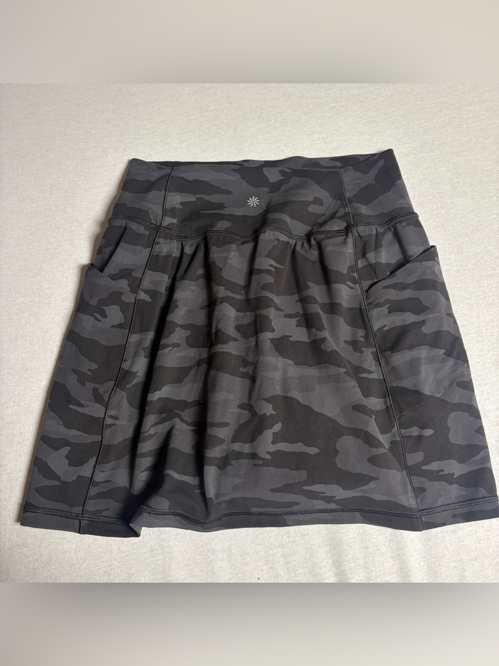 Athleta Black & Gray Camo Saluation Stash Pocket 16.5” Skort Size Small